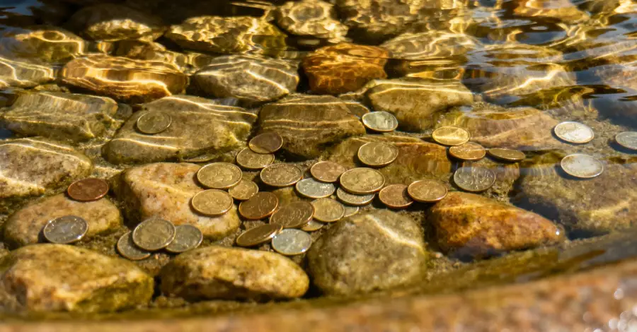 Monety wrzucone do fontanny