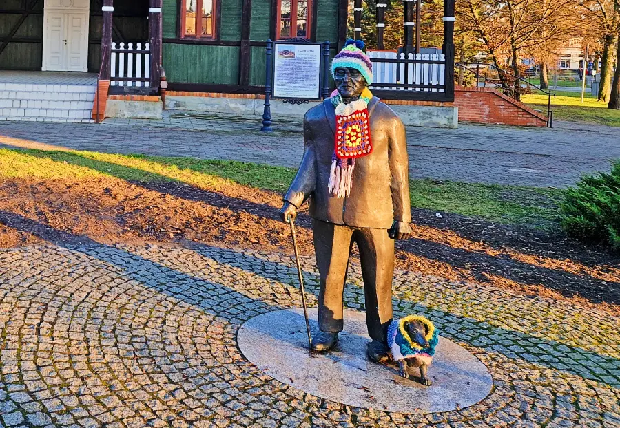 Pomnik Jerzego Waldorffa i psa Puzona przed Teatrem Letnim w Ciechocinku